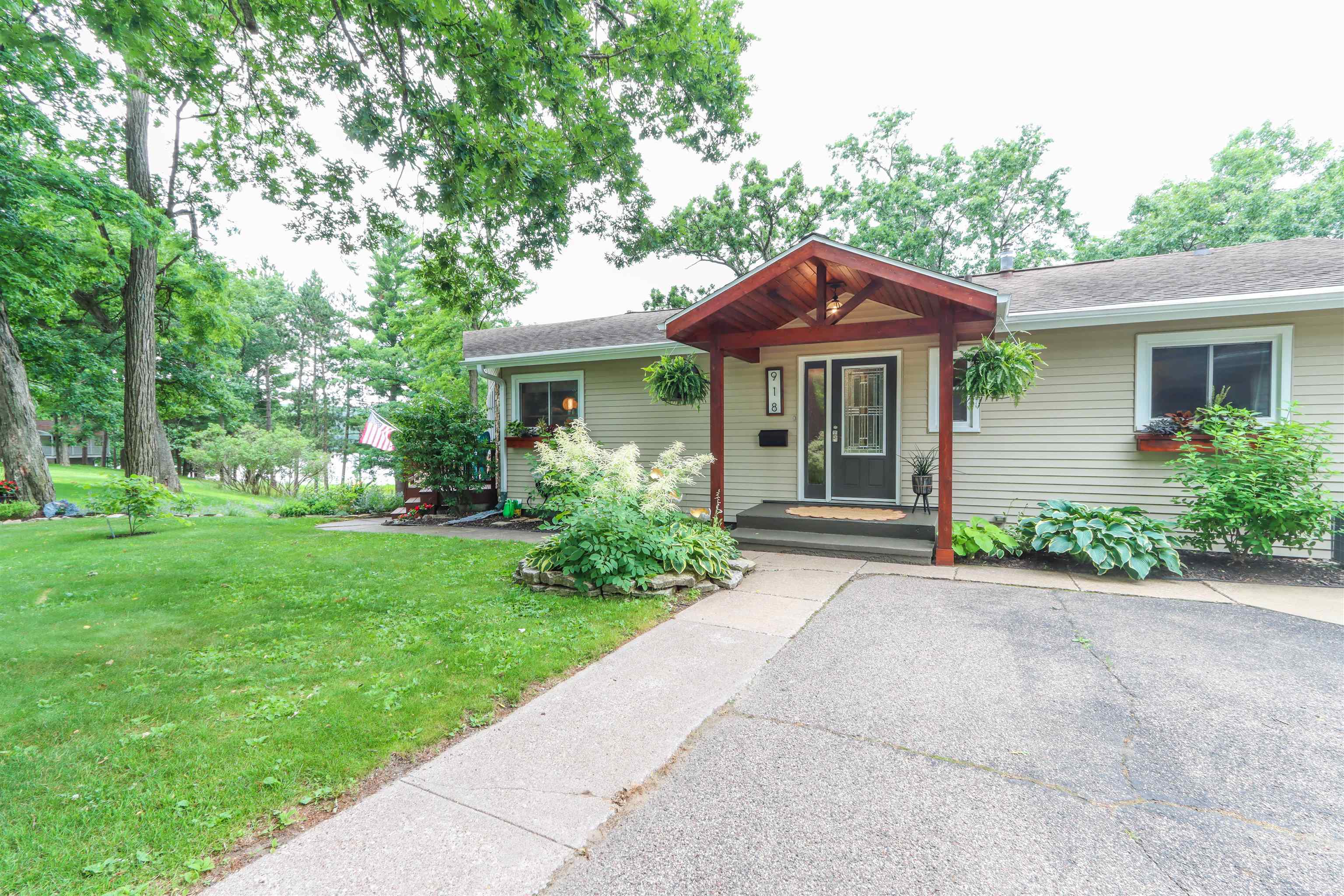 918 South Main Street Waupaca, WI 54981 - Photo 4 of 51