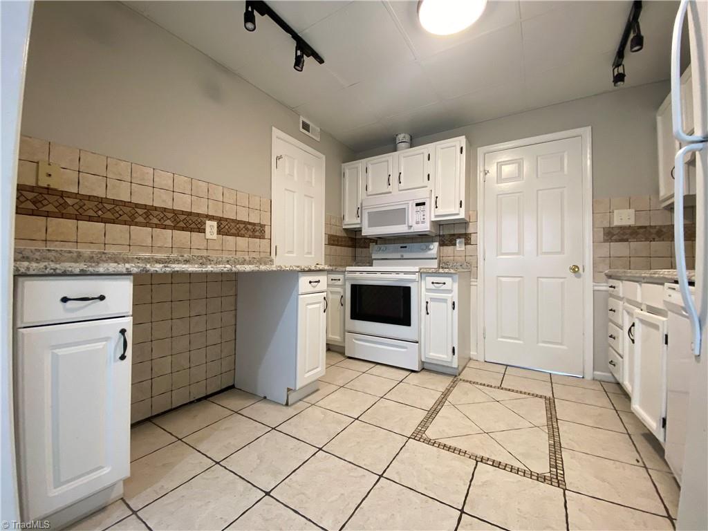 4906 Tower Road, Unit B Greensboro, NC 27410 - Photo 3 of 18 Kitchen