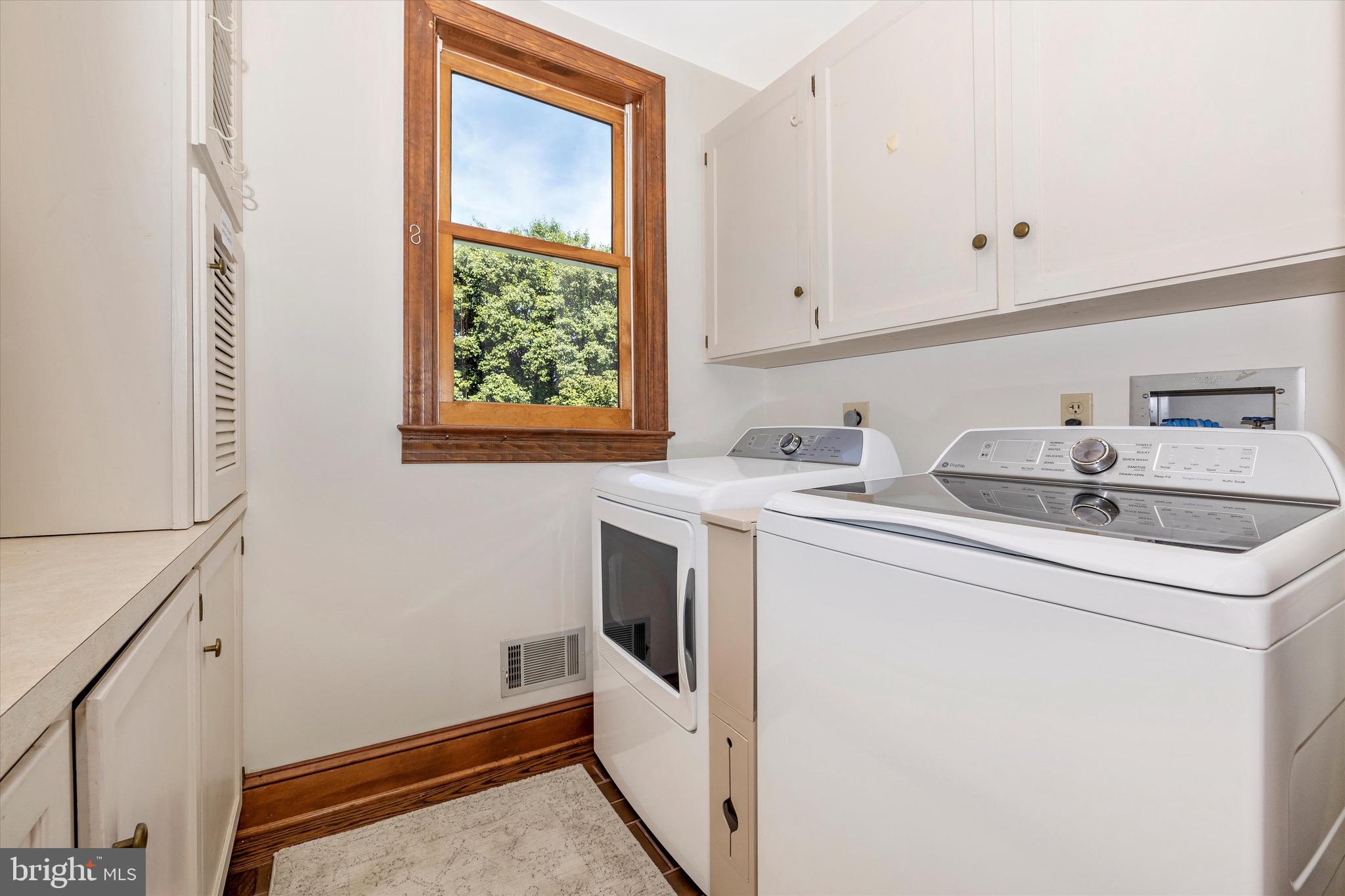 8423 Yellow Springs Road Frederick, MD 21702 - Photo 102 of 136 a utility room with dryer and washer