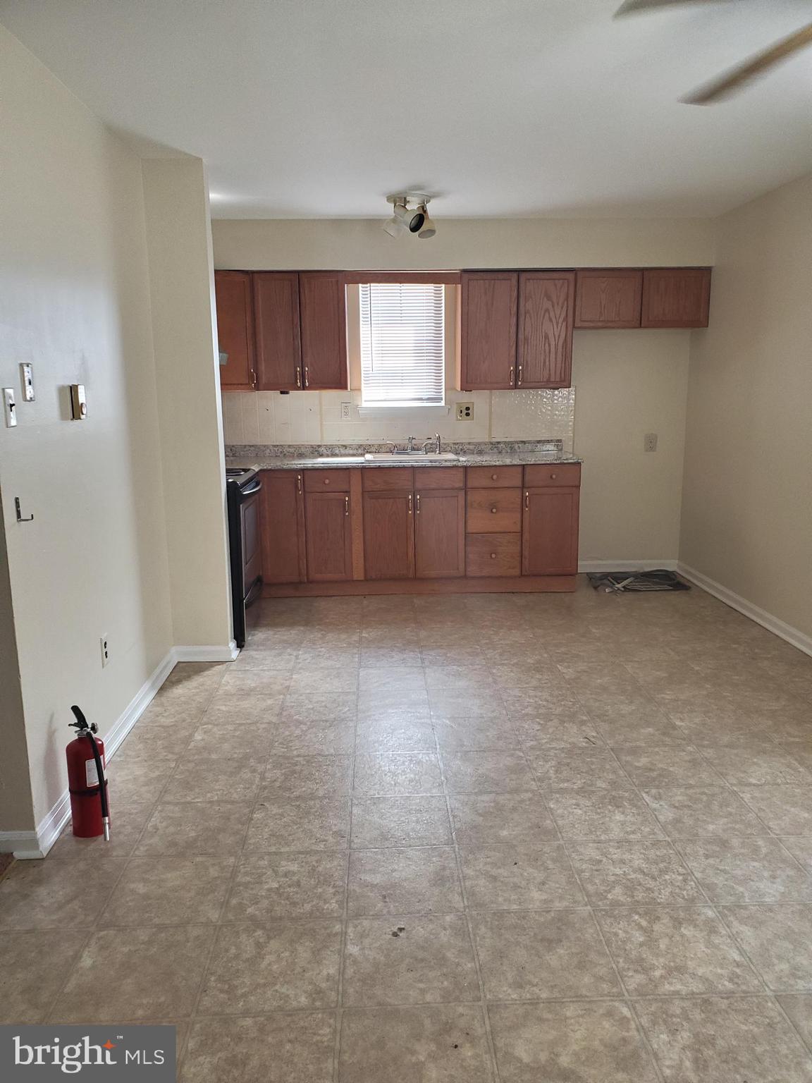 147 Hampshire Road Sicklerville, NJ 08081 - Photo 3 of 38