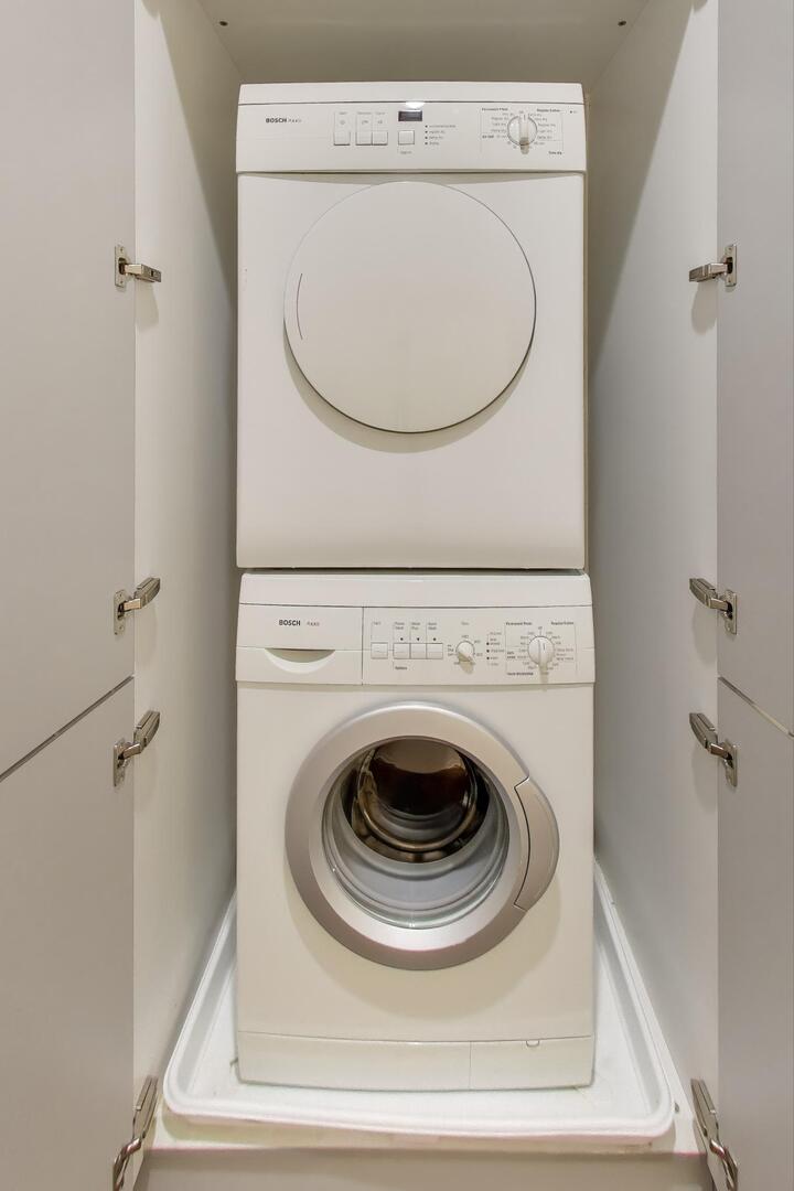 550 North St Clair Street, Unit 1303 Chicago, IL 60611 - Photo 14 of 20 a utility room with dryer and washer