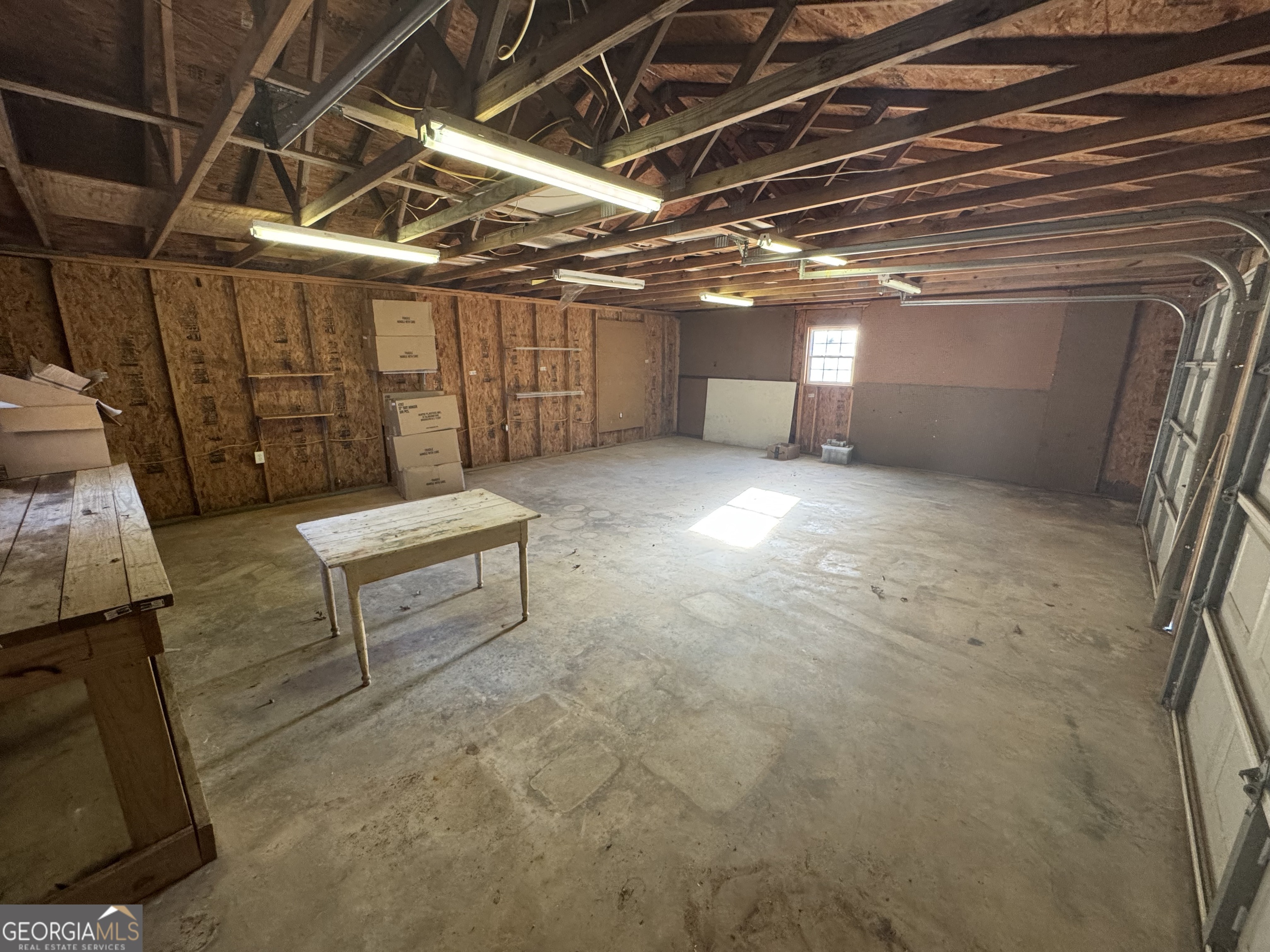 813 Normandy Trail Lavonia, GA 30553 - Photo 7 of 32 a view of a garage