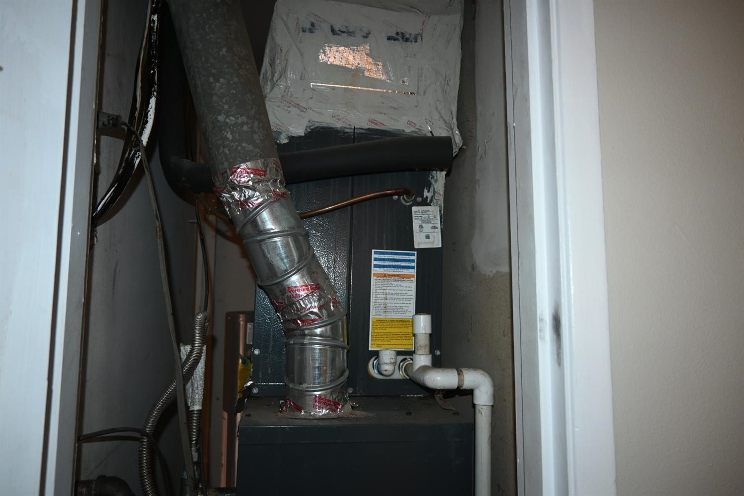 2725 62nd Street Lubbock, TX 79413 - Photo 10 of 11 a view of hall way with mirror