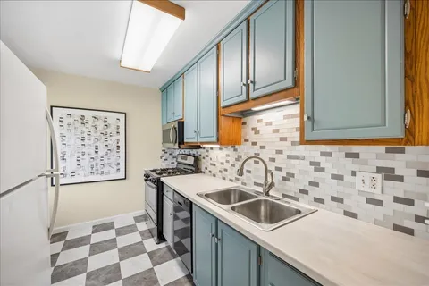 $385,000 | 1934 Lake Avenue, Wilmette, IL 60091