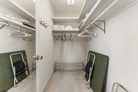 a view of entryway with elevator