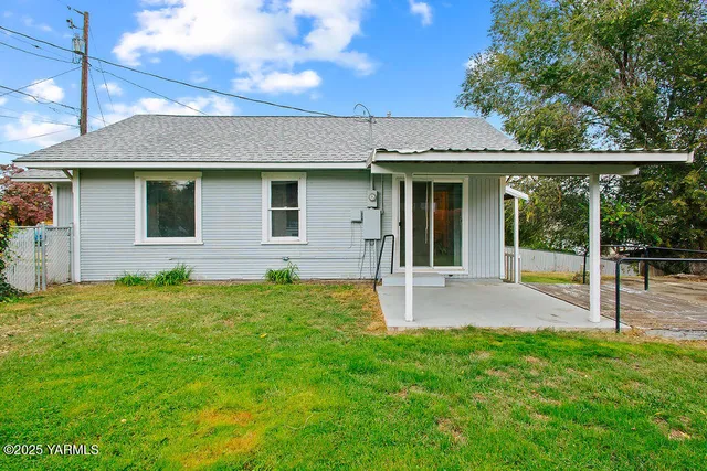 a view of a house with backyard porch and garden