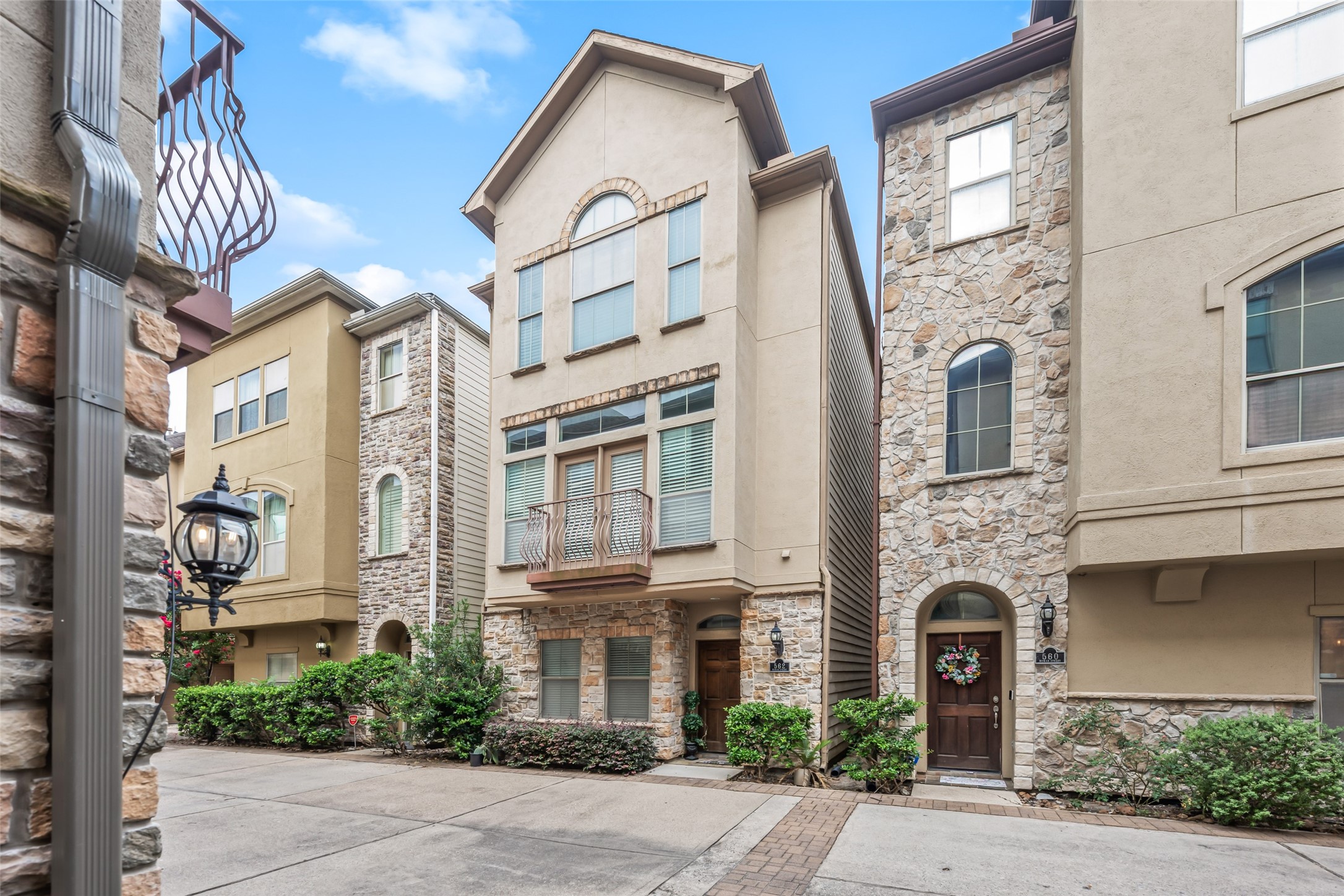 562 Bomar Street Houston, TX 77006 - Photo 26 of 28 Great neighbors
