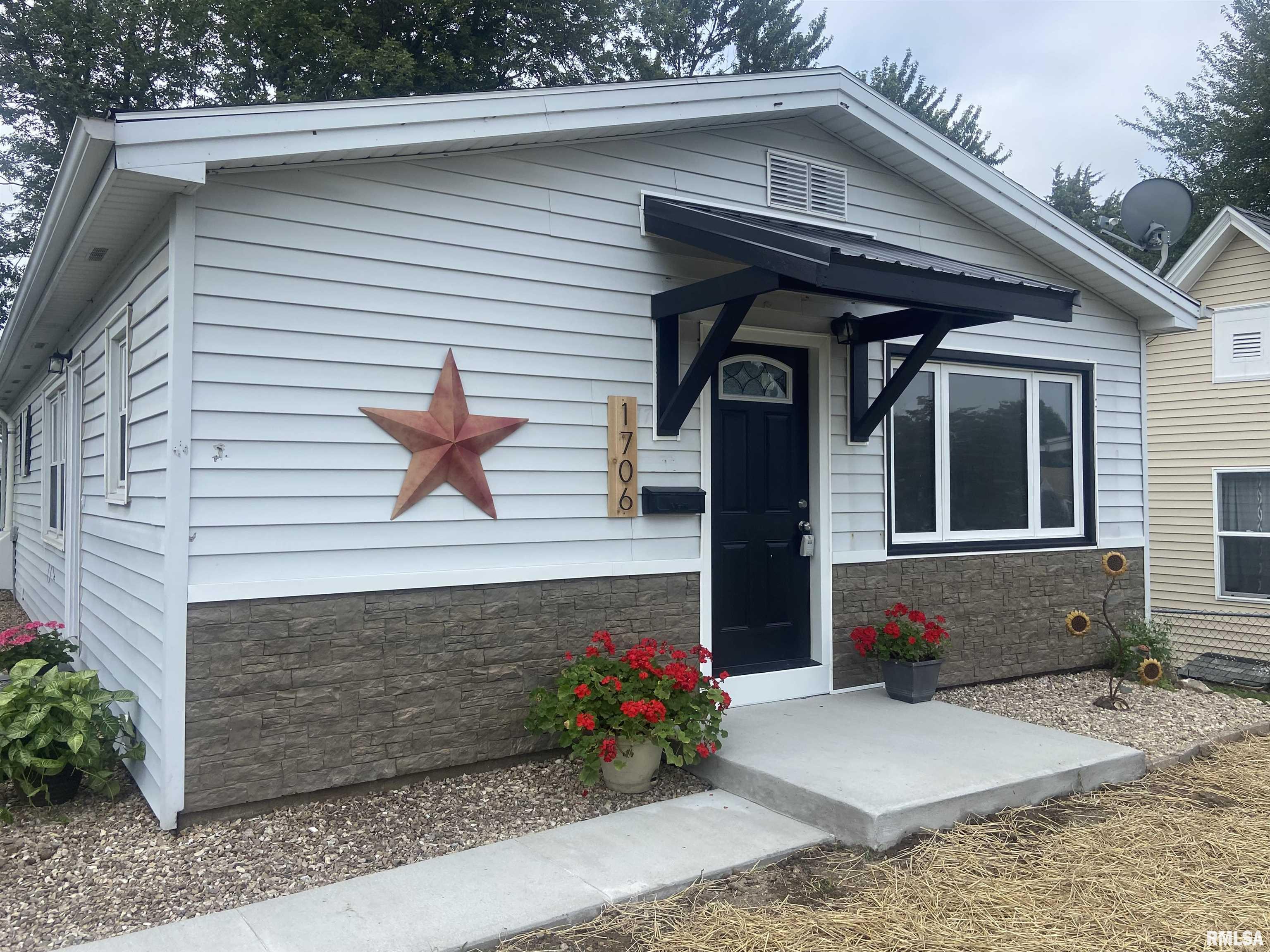 1706 Maple Street Quincy, IL 62301 - Photo 1 of 27