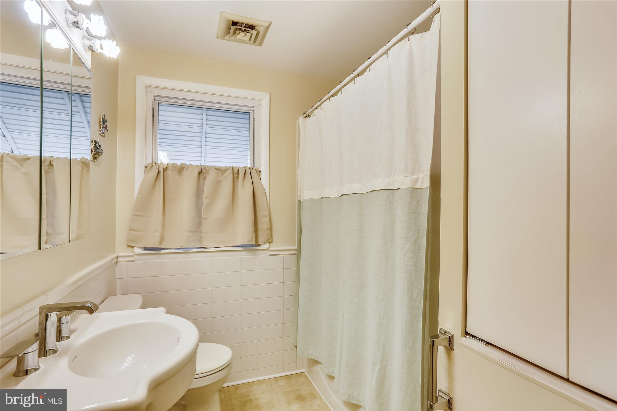 8432 Geneva Road Pasadena, MD 21122 - Photo 15 of 33 Full Bathroom Upper Level