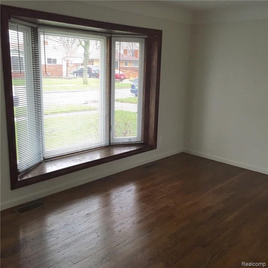 11817 Engleman Road Warren, MI 48089 - Photo 3 of 16 0125814865e6d67b1f2c337e44ea3fafa9d020e2d7.jpg