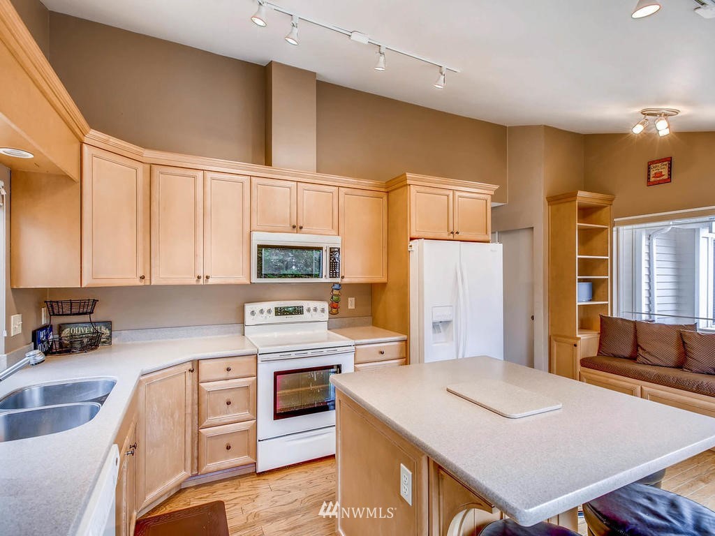 18449 135th Place Southeast Renton, WA 98058 - Photo 8 of 25 Gallery Image 8