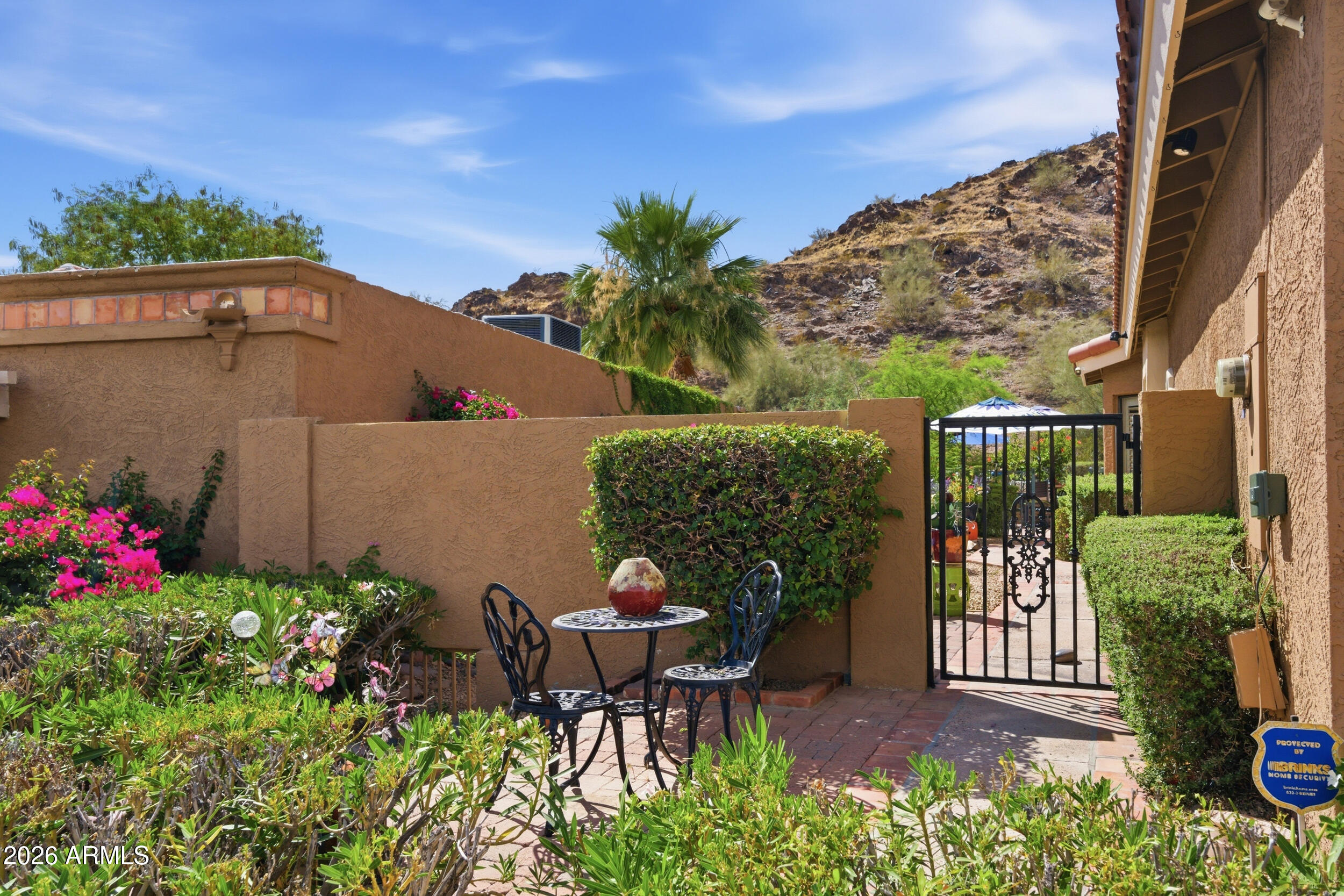 1036 East Shangri La Road Phoenix, AZ 85020 - Photo 42 of 58 Side Courtyard