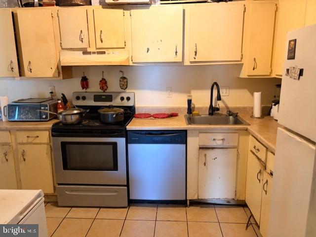109 Swiss Gap Road, Unit 41 Upper Marlboro, MD 20774 - Photo 5 of 11 a kitchen with stainless steel appliances granite countertop a sink stove and cabinets