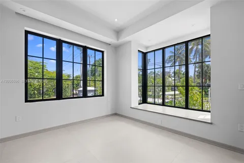 $6,995,000 | 5262 La Gorce Drive, Miami Beach, FL 33140
