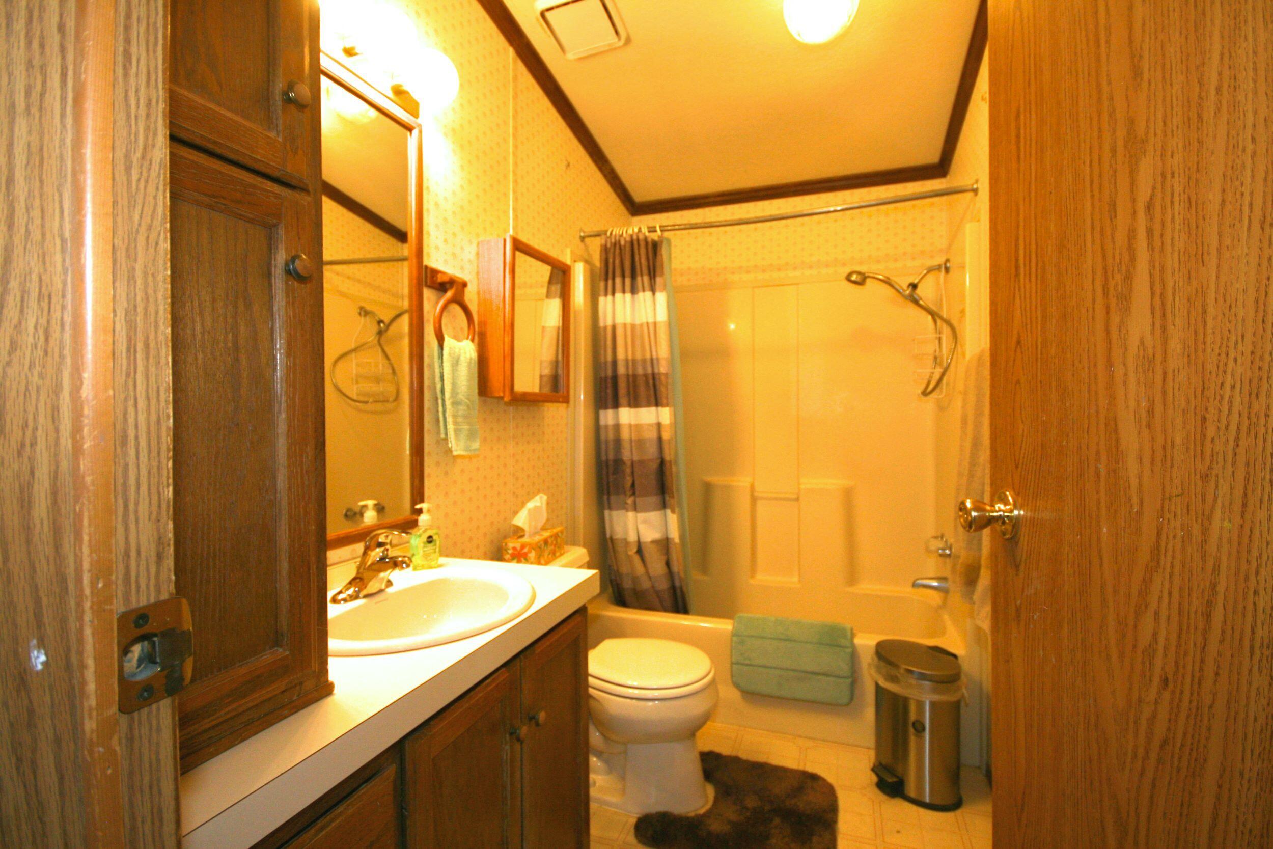 13375 Water Gap Road Williams, OR 97544 - Photo 44 of 54 guest bath