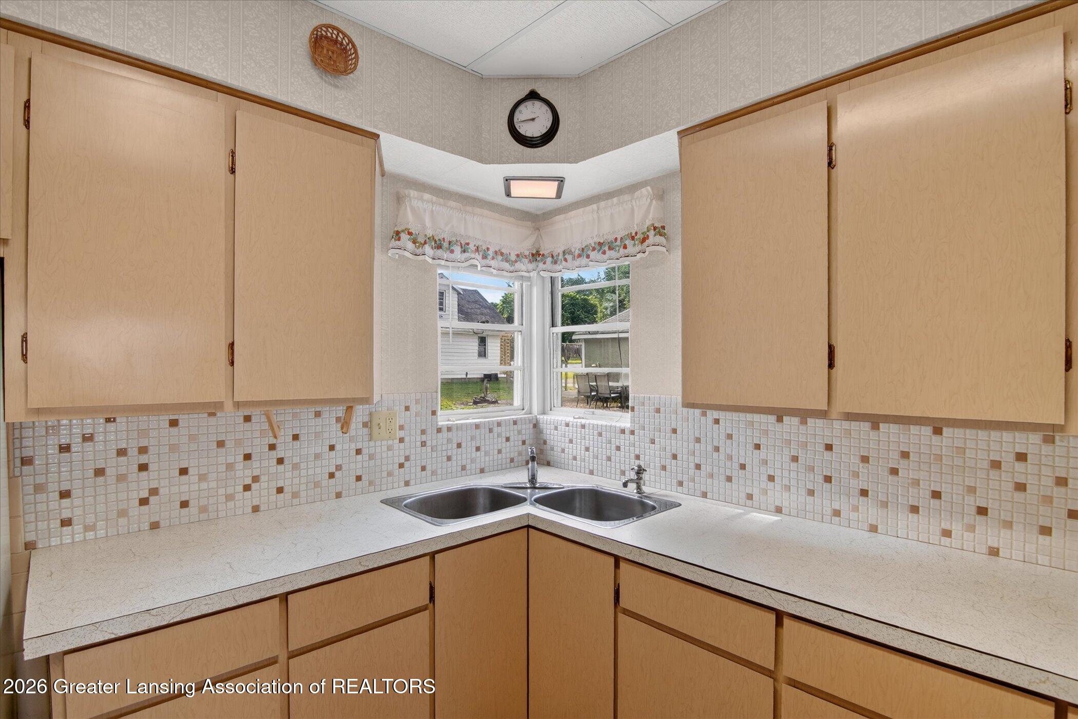 709 Rock Street Jackson, MI 49202 - Photo 22 of 53 22-709-Rock-St-WindowStill
