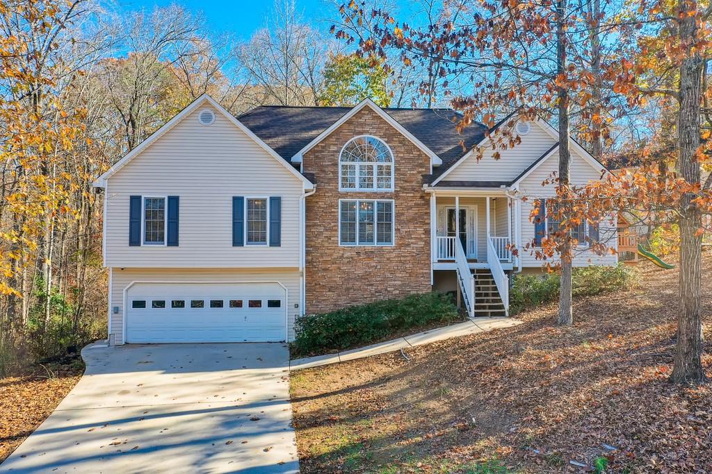 Well maintained Raised Ranch in Canton, GA