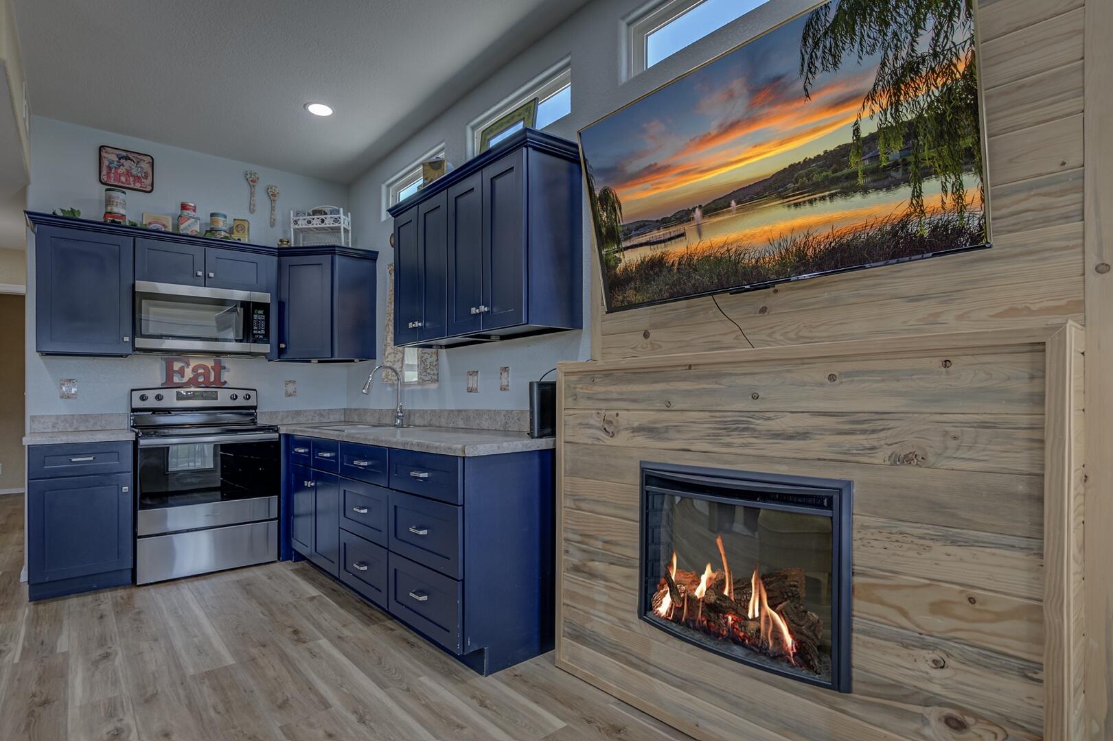 16 North Star Vale Road, Unit 122B Star Valley, AZ 85541 - Photo 8 of 21 a kitchen with a stove fireplace and a microwave