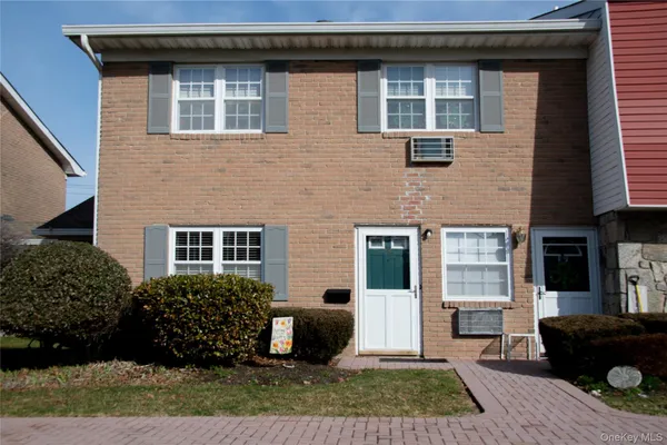 $445,000 | 18 Springwood Drive, Unit A, North Babylon, NY 11703