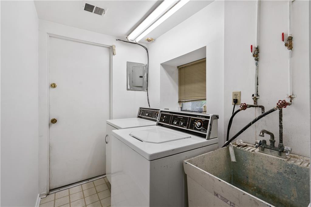 675 College Street, Unit A Pittsburgh, PA 15232 - Photo 25 of 28 a bathroom with a sink and a mirror
