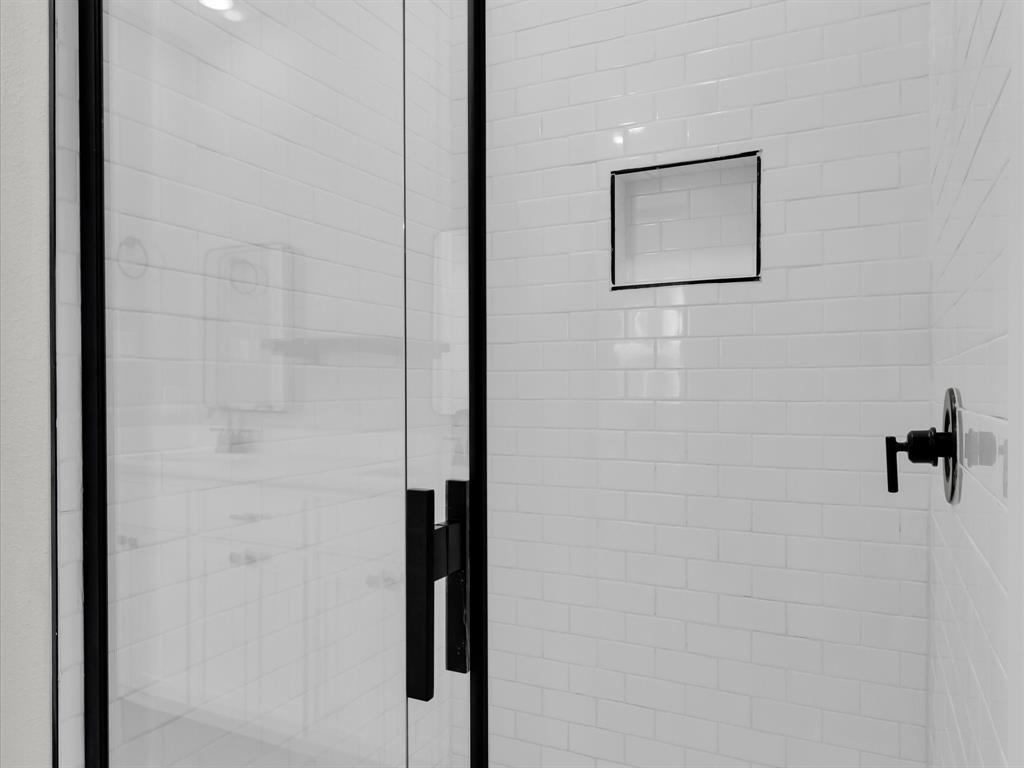 4905 Sweetbay Road Sherman, TX 75092 - Photo 19 of 26 a bathroom with a shower