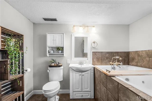 $252,500 | 908 East Cottonwood Lane, Dexter, MO 63841