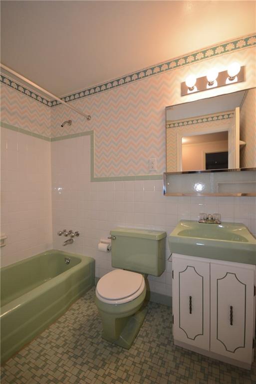 217 Segar Road Pittsburgh, PA 15243 - Photo 17 of 25 Main bathroom in retro mid century colors.