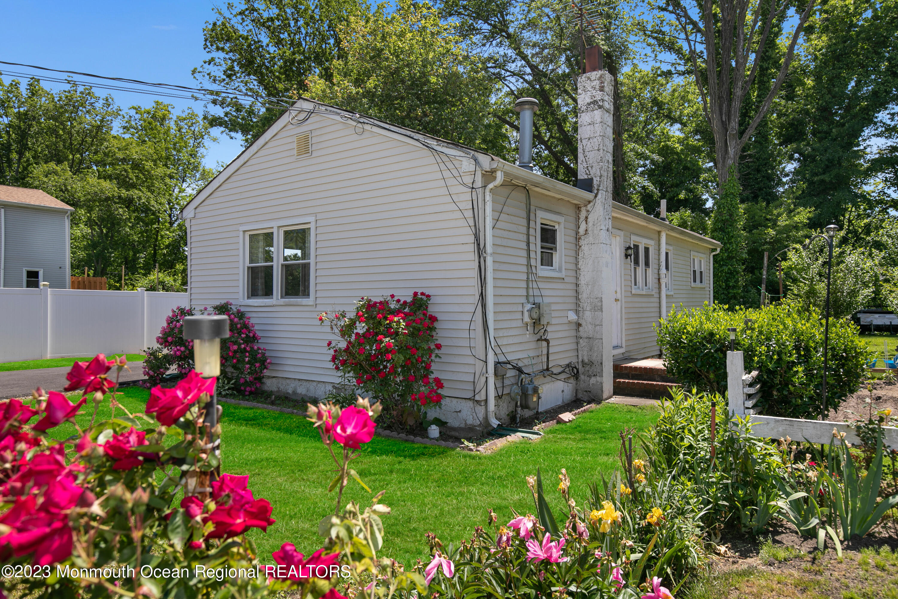 197 Raritan Street Keyport, NJ 07735 - Photo 6 of 28 a view of a backyard with flowers
