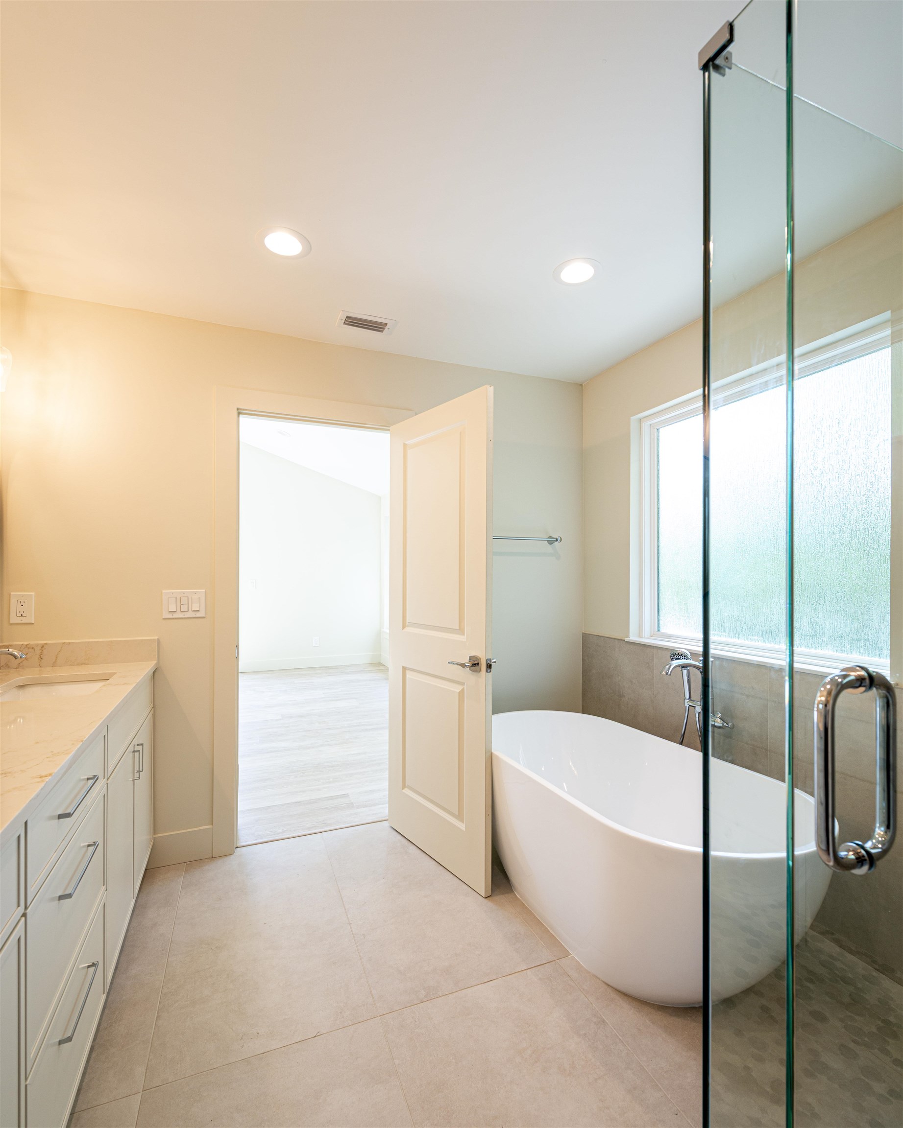 2599 A1A South St. Augustine, FL 32080 - Photo 13 of 17 a bathroom with a tub and shower