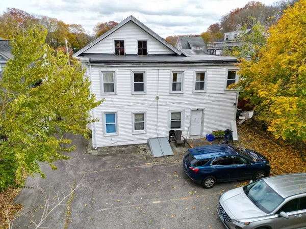 a car parked in front of a white house