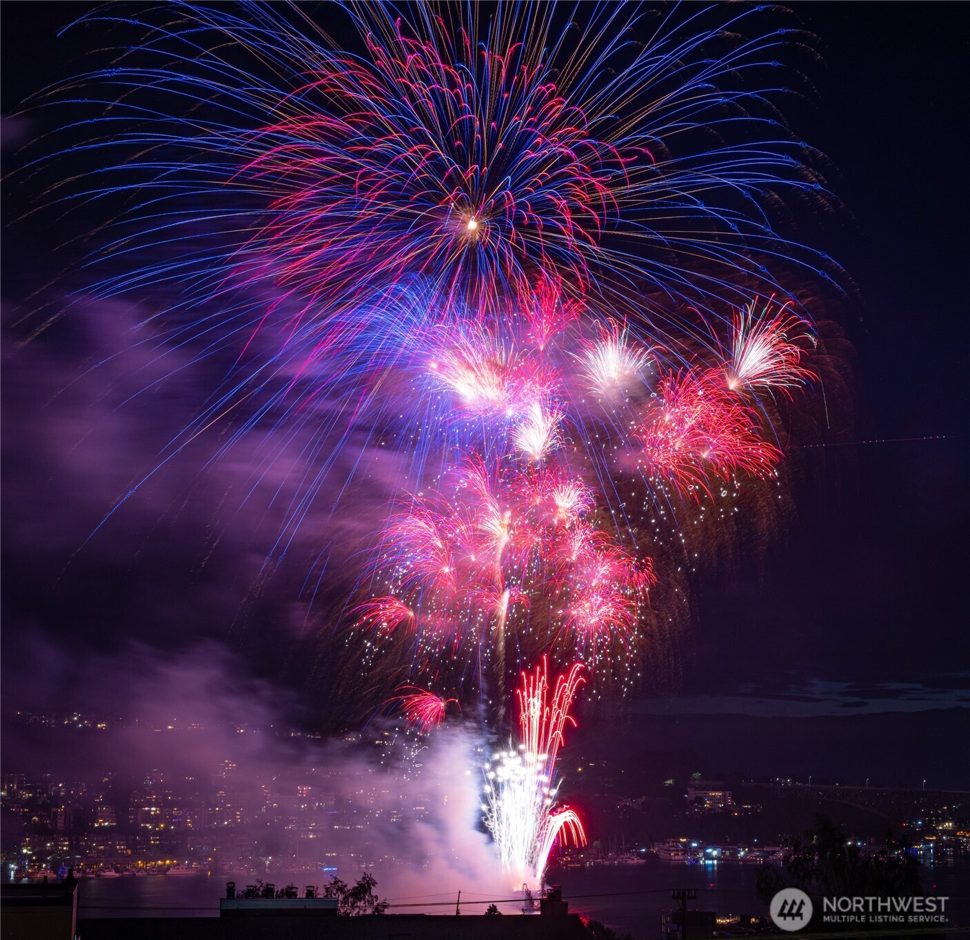 2212 Franklin Avenue East, Unit B Seattle, WA 98102 - Photo 27 of 32 a view of a backyard