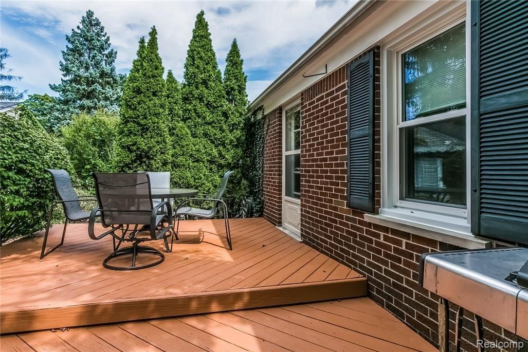 1935 Sheffield Road Birmingham, MI 48009 - Photo 24 of 31 031-Deck-3198833-medium.jpg