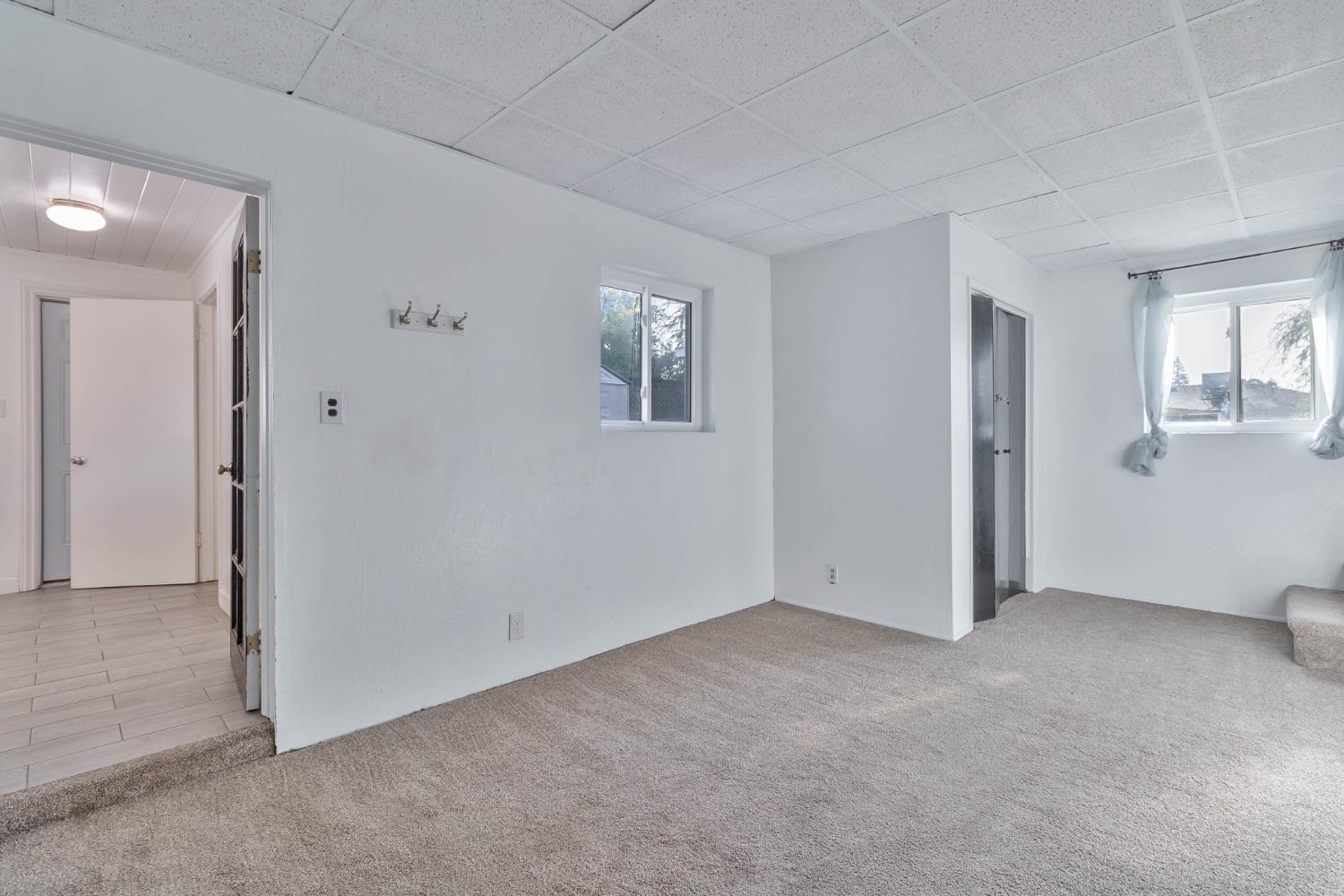 5856 East Park Cir Drive Fresno, CA 93727 - Photo 15 of 47 an empty room with windows