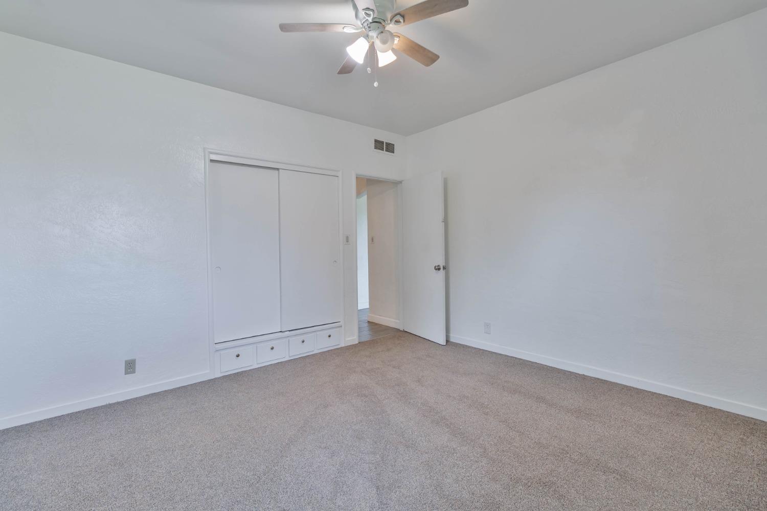 5856 East Park Cir Drive Fresno, CA 93727 - Photo 19 of 47 a view of an empty room