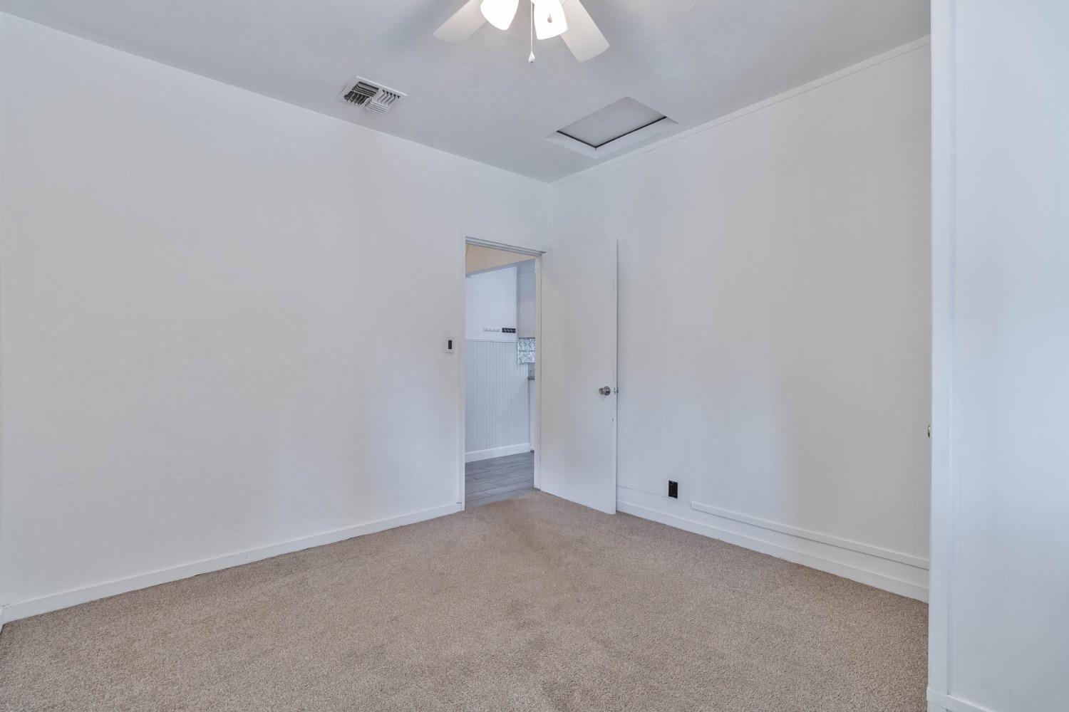 5856 East Park Cir Drive Fresno, CA 93727 - Photo 26 of 47 a view of an empty room