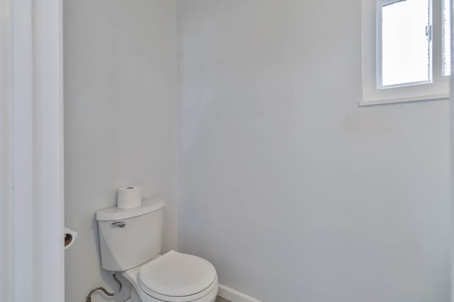 5856 East Park Cir Drive Fresno, CA 93727 - Photo 28 of 47 a white toilet sitting next to a window