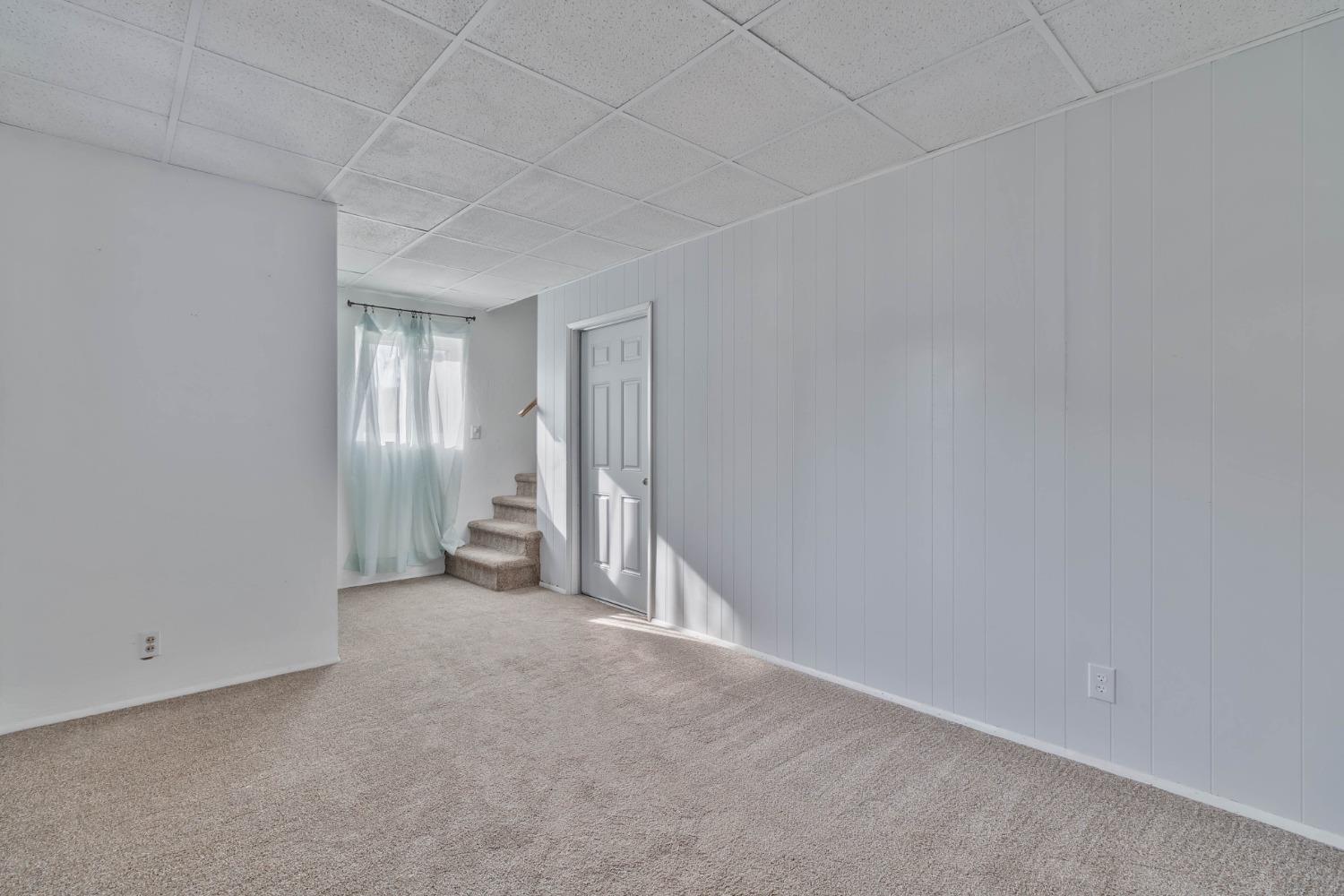 5856 East Park Cir Drive Fresno, CA 93727 - Photo 30 of 47 a view of empty room with window