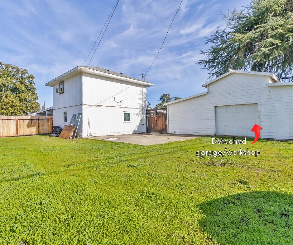 5856 East Park Cir Drive Fresno, CA 93727 - Photo 39 of 47 a backyard of a house with table and chairs