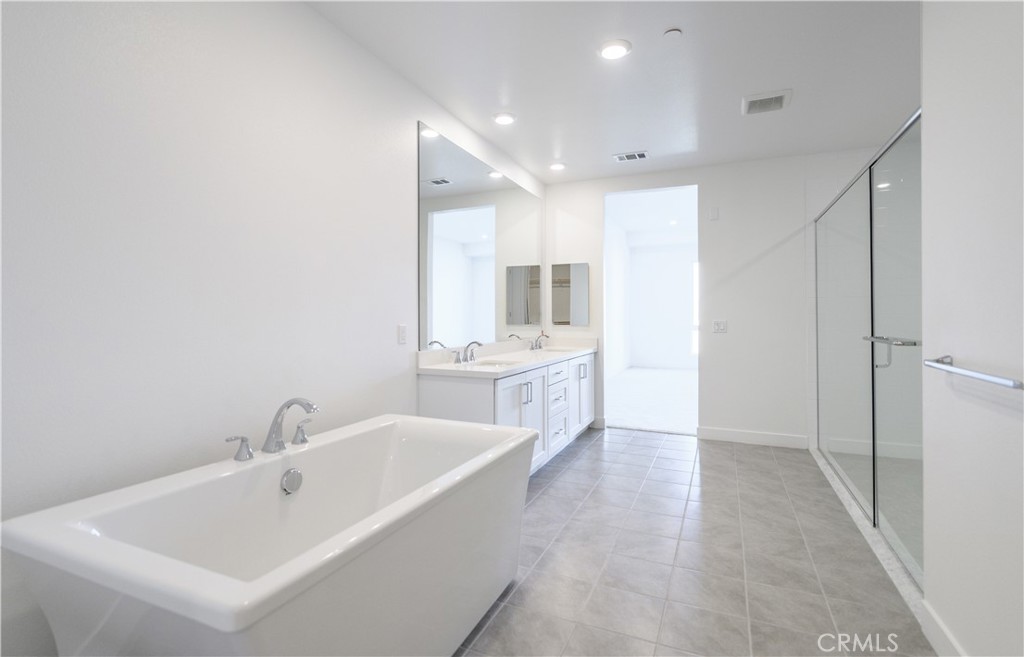 3608 Rivington Irvine, CA 92612 - Photo 25 of 74 a bathroom with a bathtub a sink and a mirror