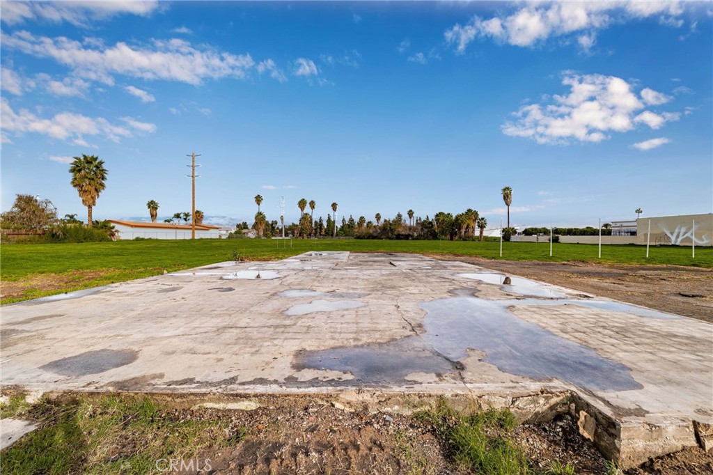 7509 Arlington Riverside, CA 92503 - Photo 11 of 27 a view of a volley ball court