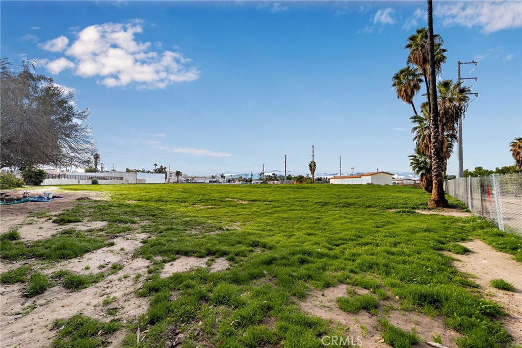 7509 Arlington Riverside, CA 92503 - Photo 5 of 27 a backyard of a house with lots of green space