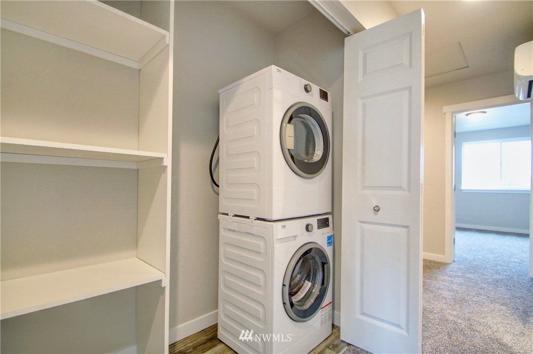 705 Peterson Road Burlington, WA 98233 - Photo 18 of 30 a utility room with dryer and washer
