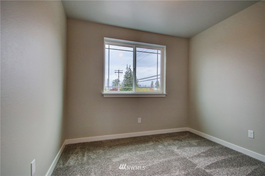 705 Peterson Road Burlington, WA 98233 - Photo 25 of 30 an empty room with a window