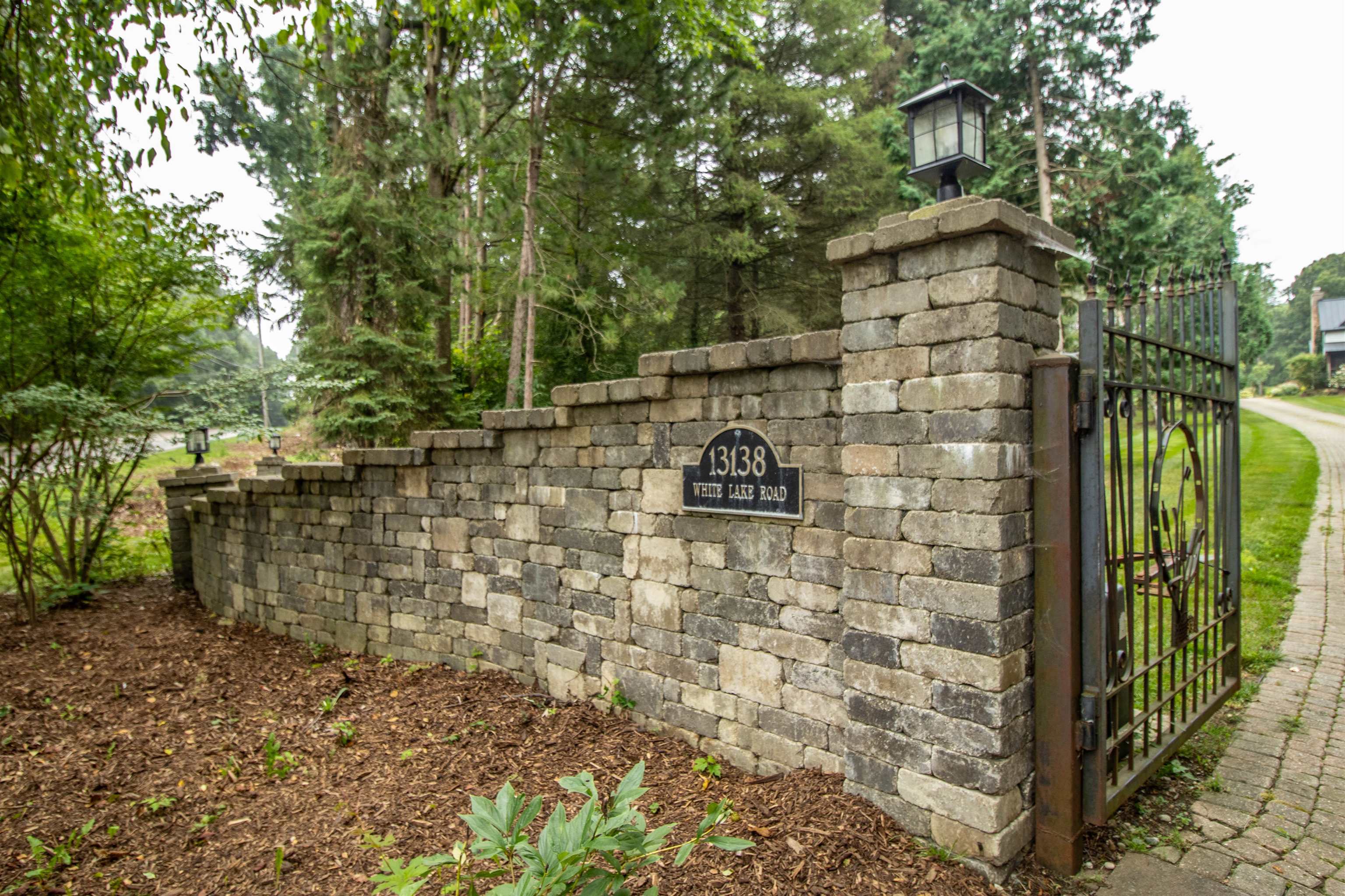13138 White Lake Road Fenton, MI 48430 - Photo 2 of 90 Gallery Image 2