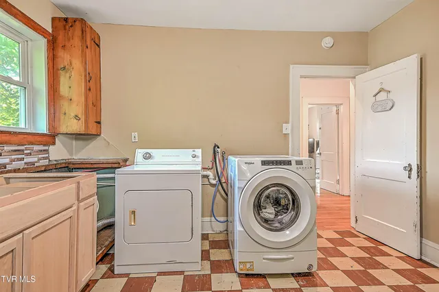 $190,000 | 416 Moore Street, Bristol, VA 24201