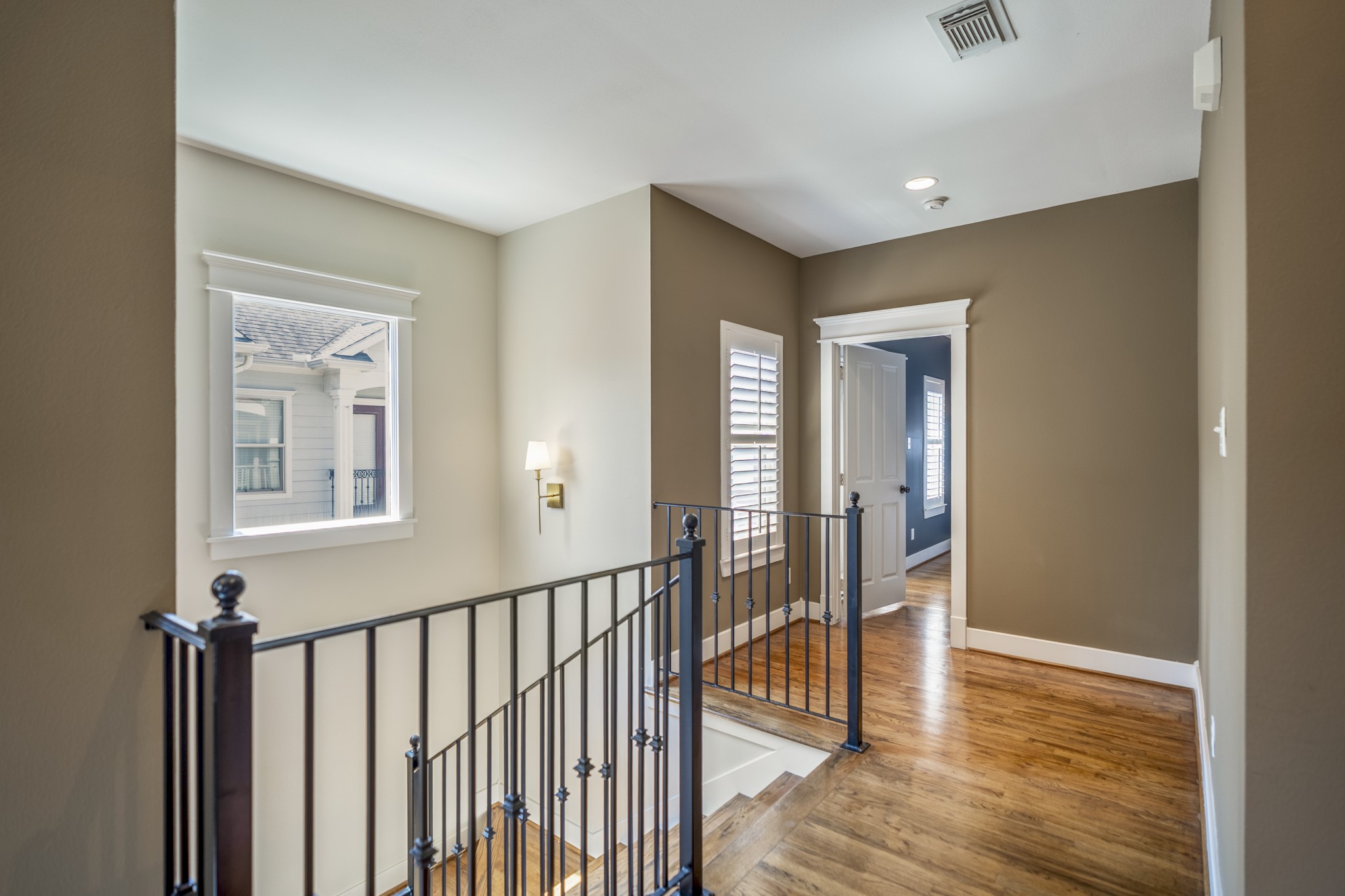 905 West 23rd Street Houston, TX 77008 - Photo 19 of 46 Open upper-level landing adds versatility and flow between bedrooms and bonus living areas while enhancing the home’s spacious feel.