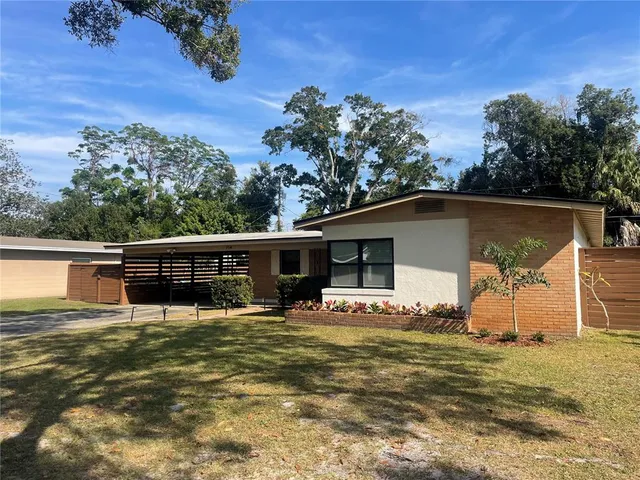 a view of a house with a yard