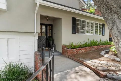 $1,825,000 | 3818 Cedarbend Drive, Glendale, CA 91214