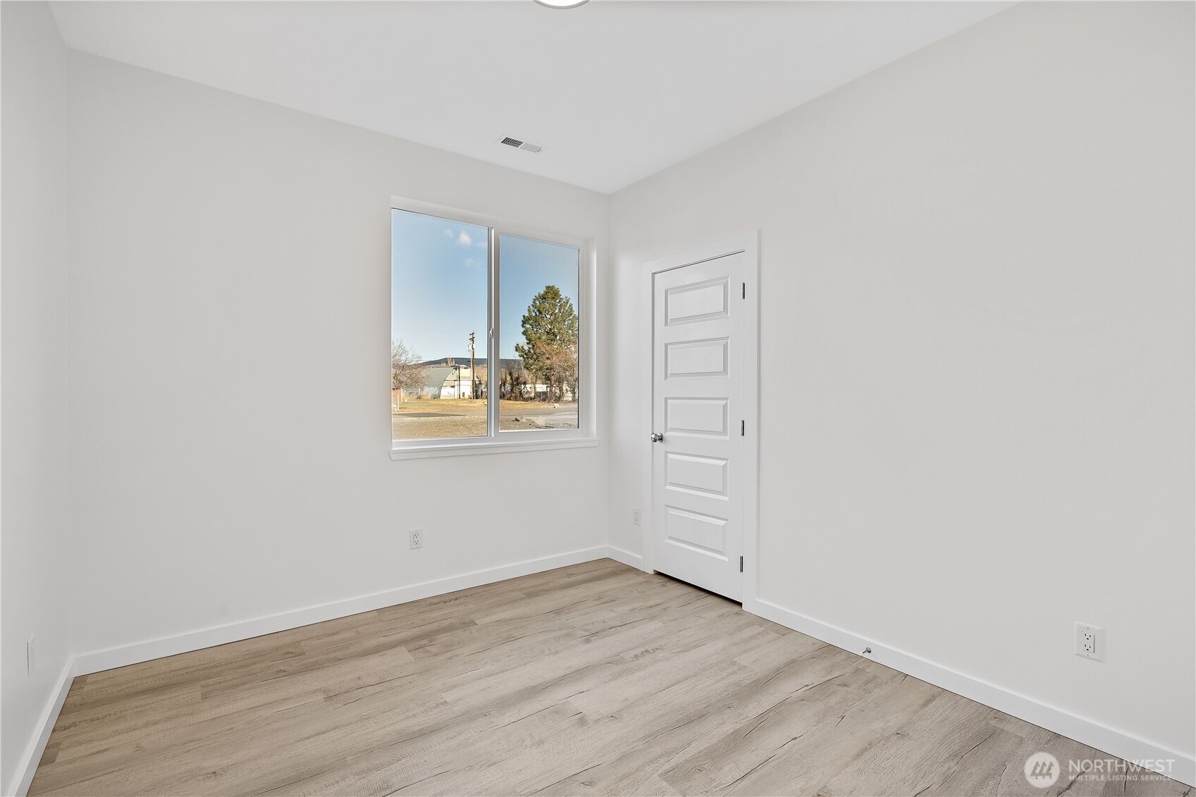608 4th Street Mattawa, WA 99349 - Photo 20 of 40 wooden floor in an empty room