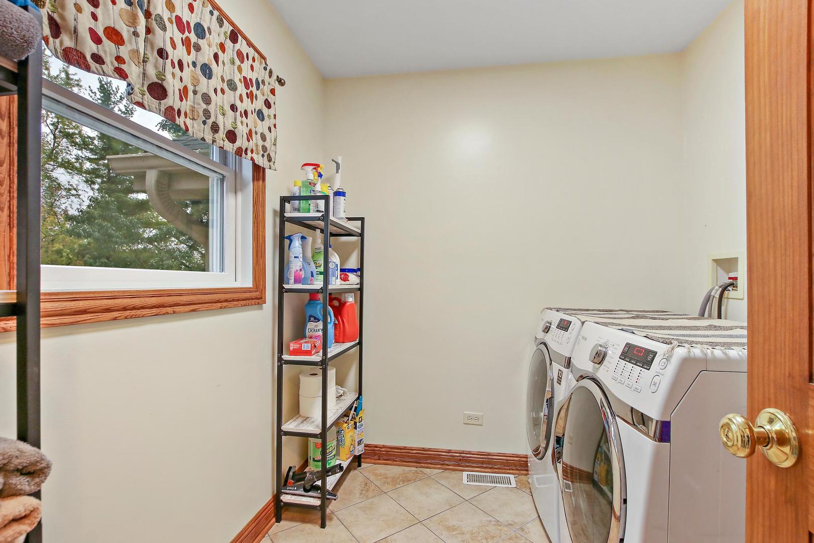 703 Crestview Drive Ingleside, IL 60041 - Photo 6 of 28 a utility room with dryer and washer